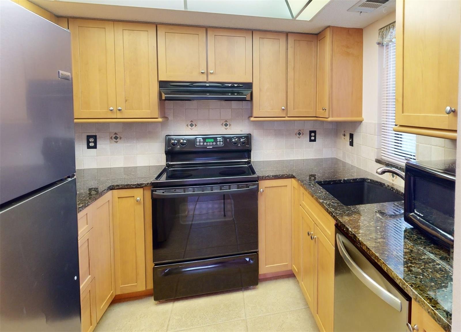 Beautiful kitchen:  Solid wood cabinets and granite counters.