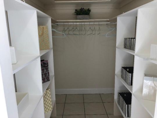 WALKING CLOSET