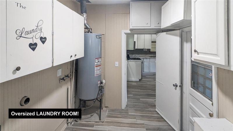 Oversized LAUNDRY ROOM between Kitchen and Garage!