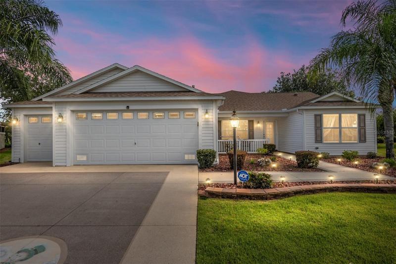 BEAUTIFUL EXPANDED, CUSTOM, 3/2 + HUGE FLORIDA ROOM "BOUGAINVILLEA" DESIGNER WITH GOLF CART GARAGE!