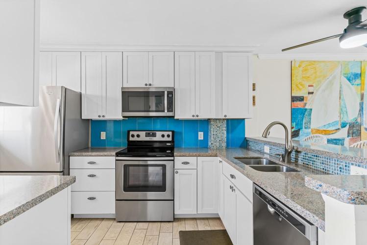 Beautiful kitchen with plenty of cabinet and counter space