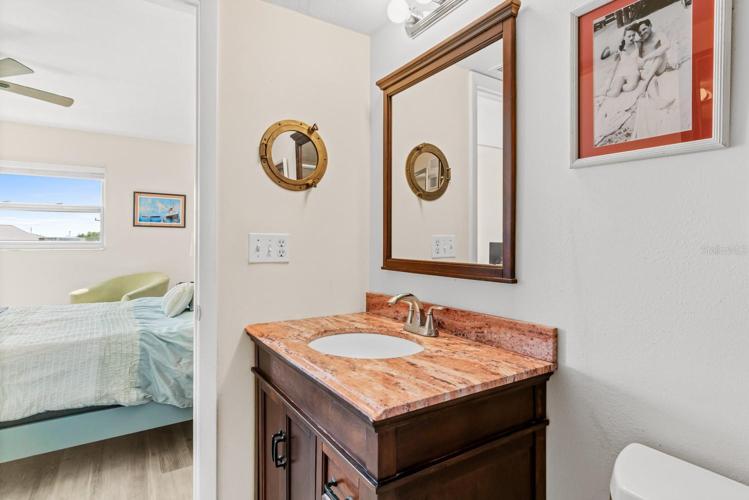Master Bedroom En suite bathroom with vanity