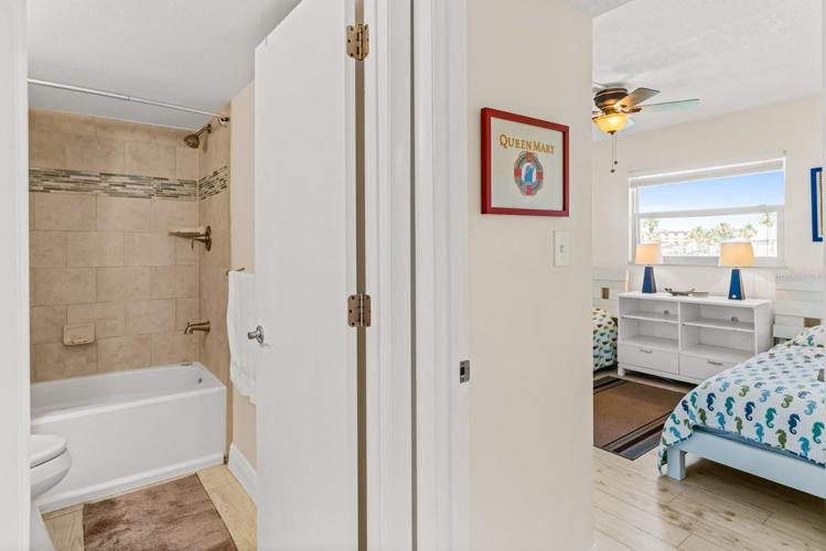 Entrance to main bathroom or 2nd bedroom