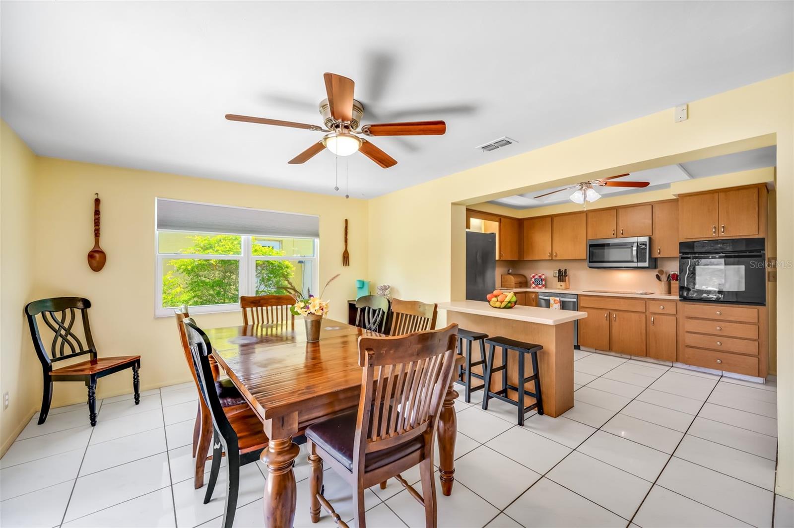 Bring on the FRIENDS AND FAMILY for a Meal! The Dining area will accommodate them all!