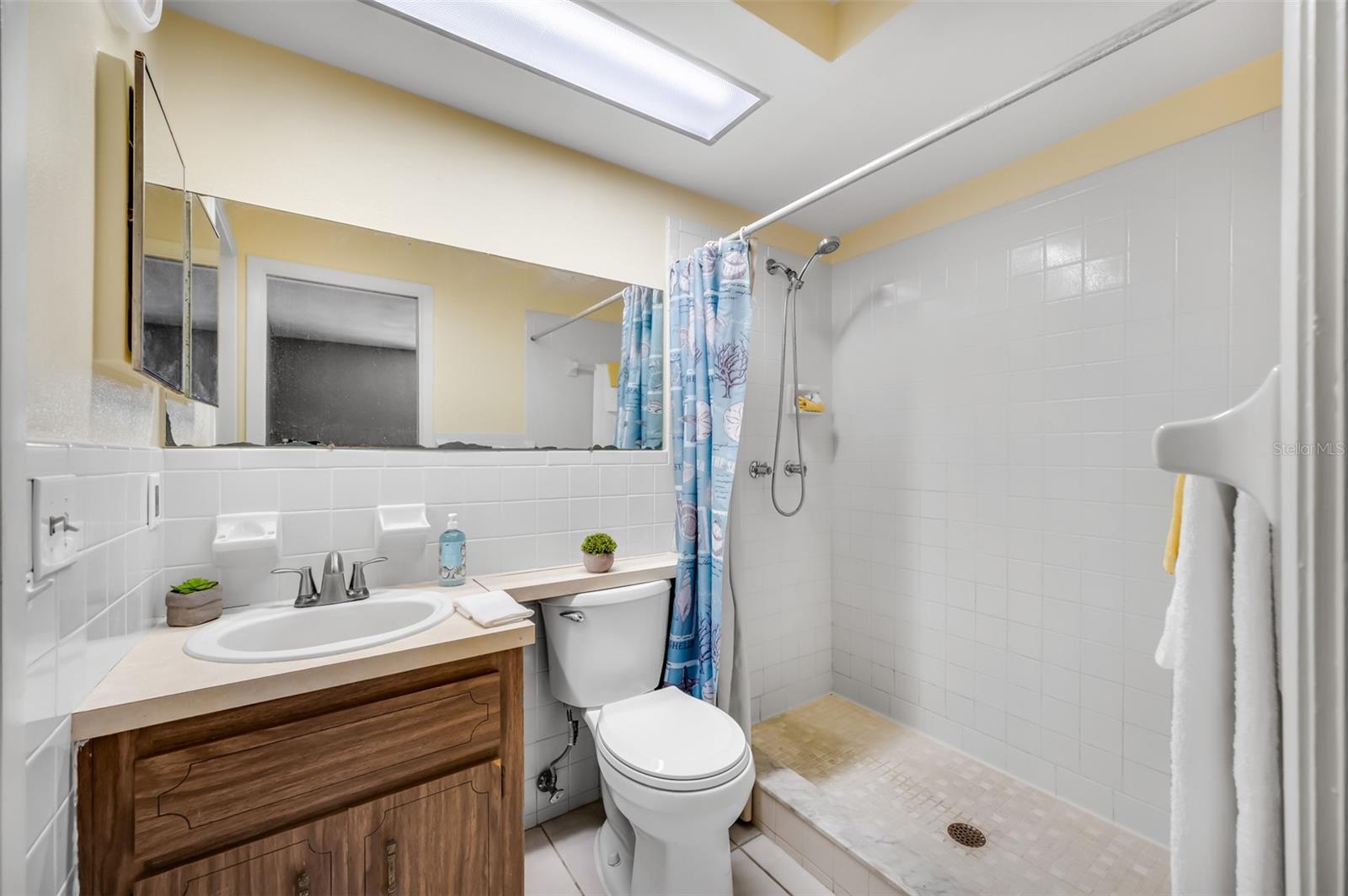 Second BATHROOM - JACK N JILL Between 2nd and 3rd Bedrooms.