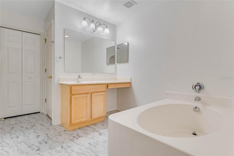 Master En-suite Bath