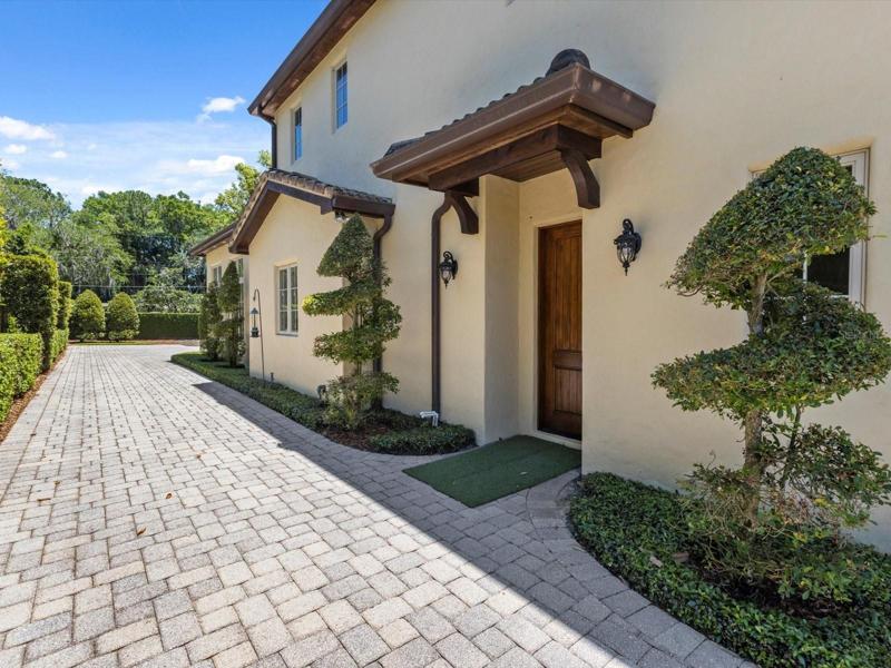 Drive to side-entry garage