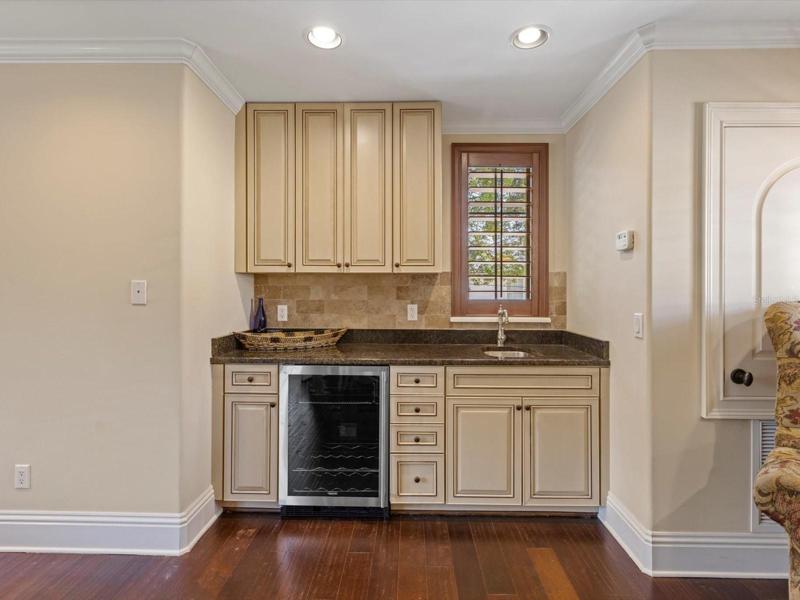 Guest suite wet bar