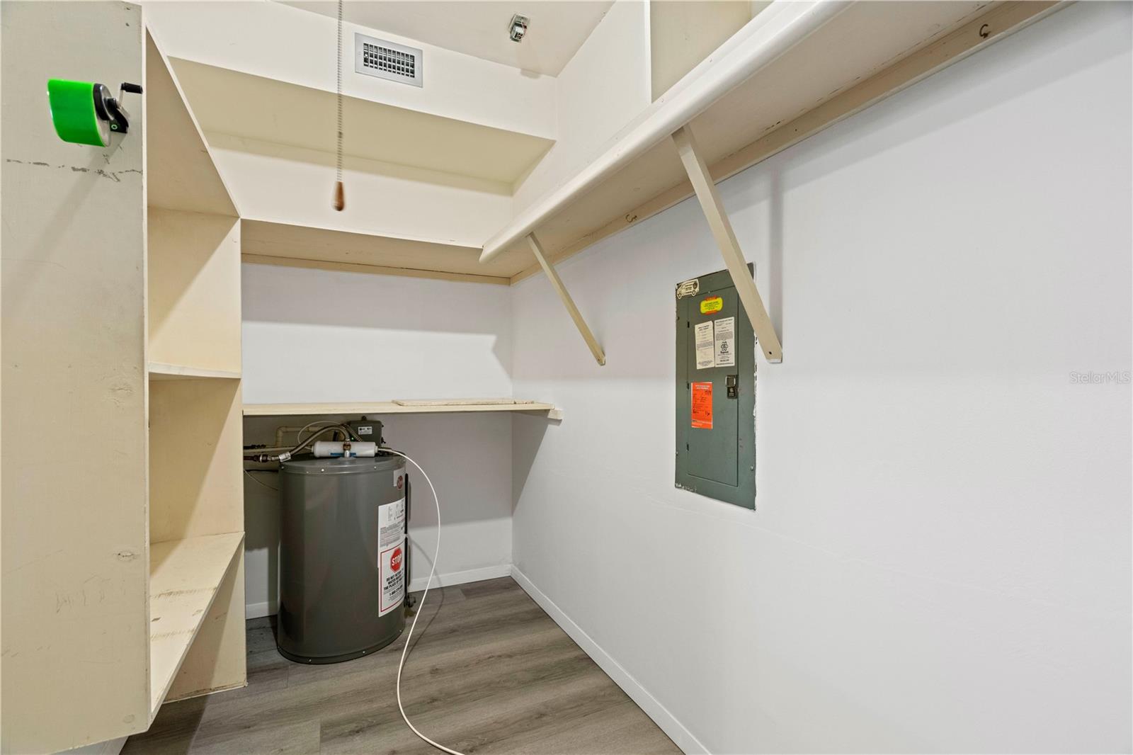 WALK IN CLOSET