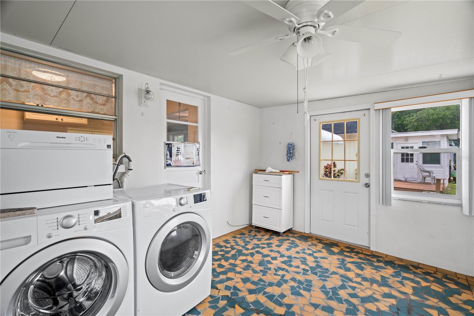 LANAI & LAUNDRY