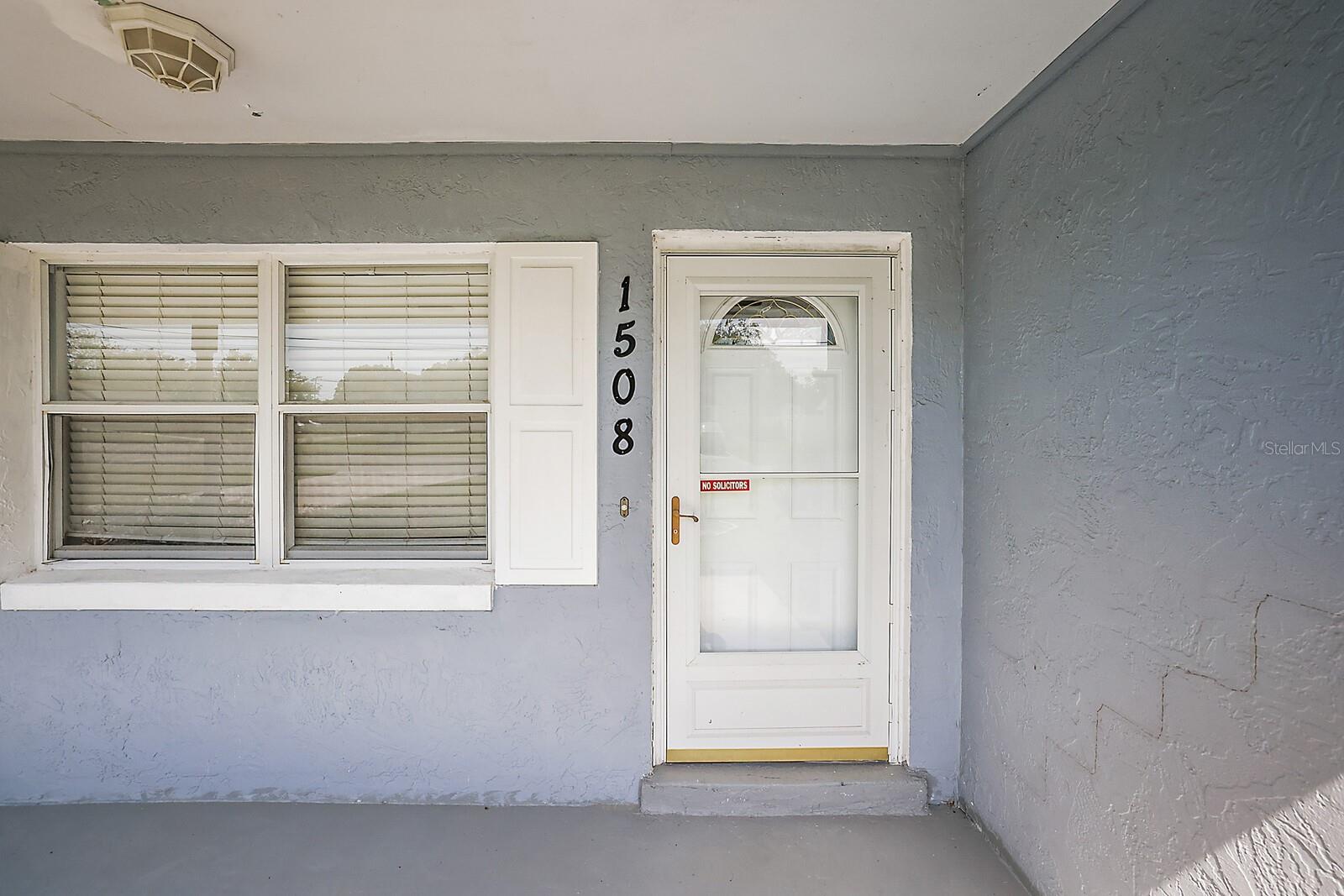 Covered front entrance w/storm door