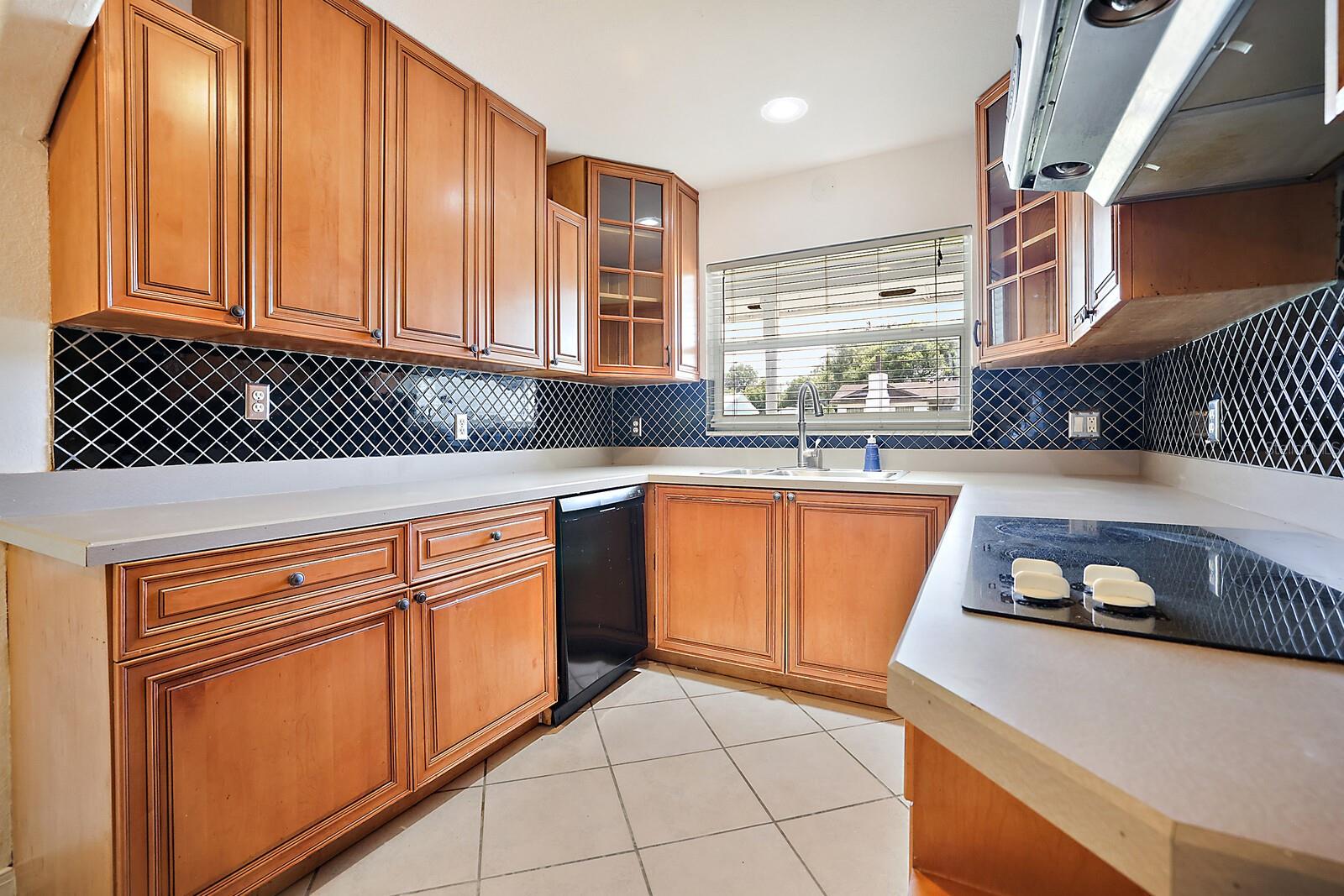 Kitchen w/plenty of cabinet & counter space