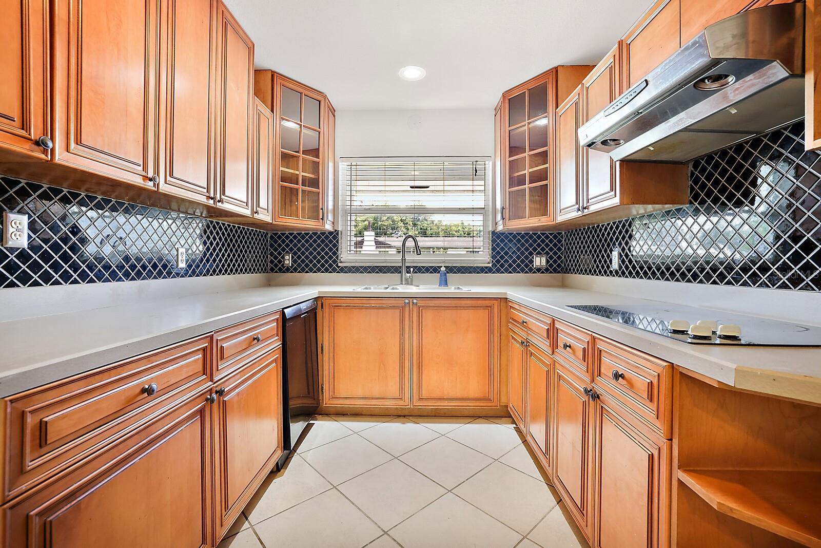 Kitchen w/tile backsplash