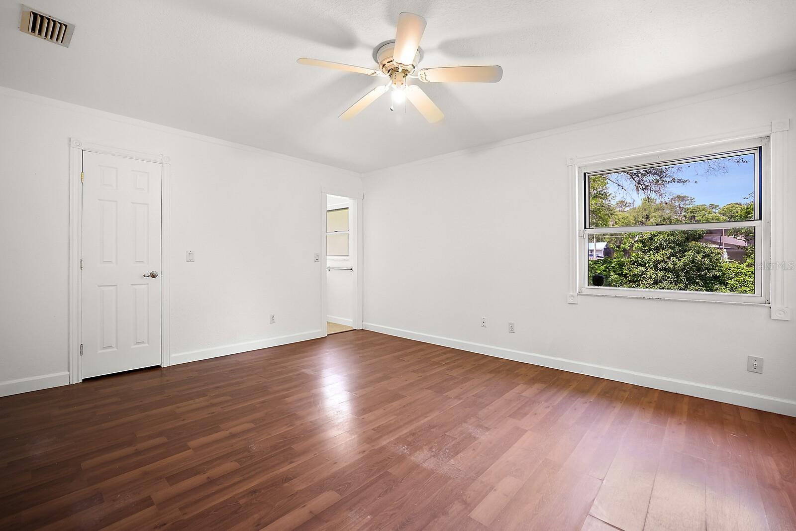 Master bedroom w/walk in closet & en suite