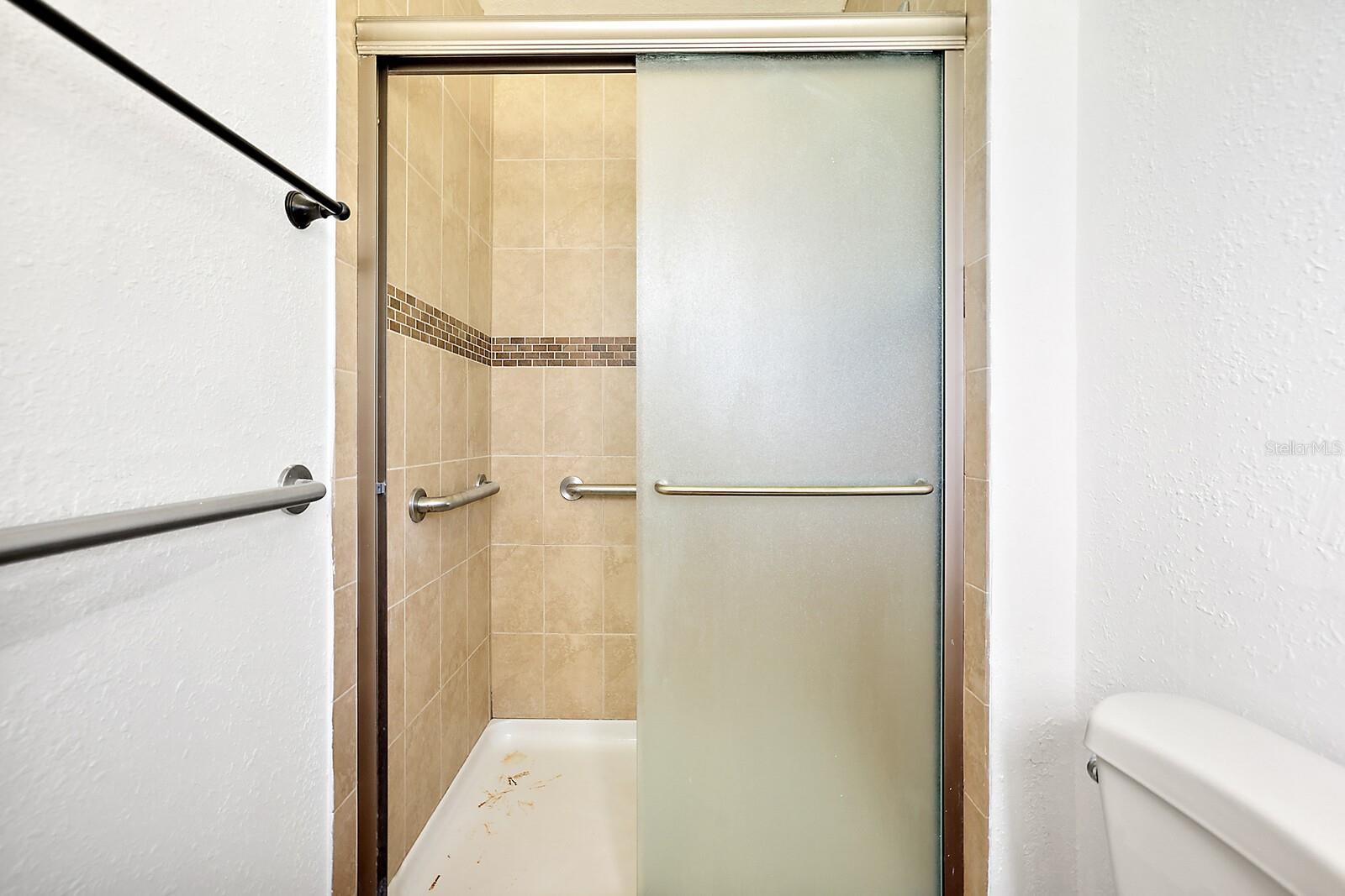 En suite w/tiled walk in shower