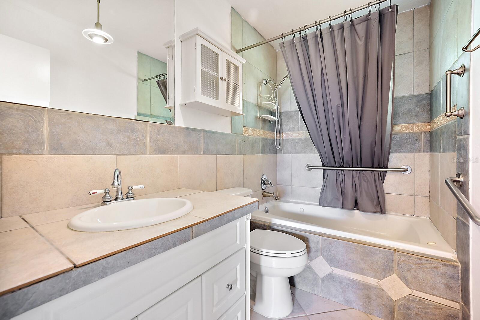 Guest bathroom w/tiled tub & shower combination