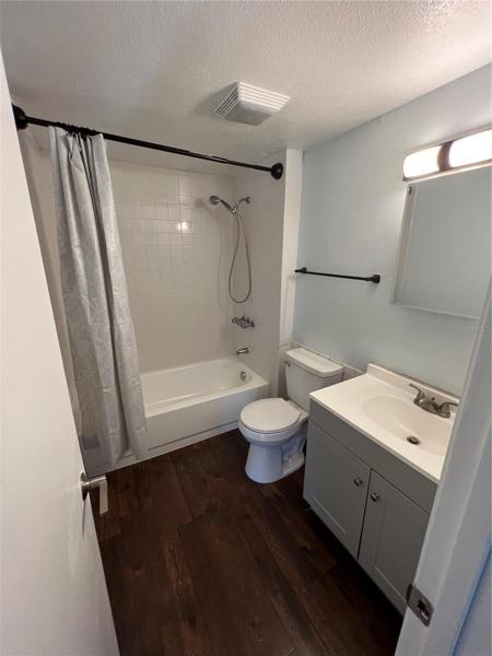 907 2nd Floor Full Bath