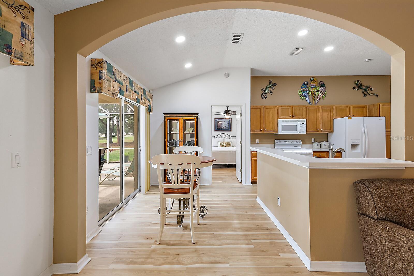 Kitchen w/generous breakfast bar
