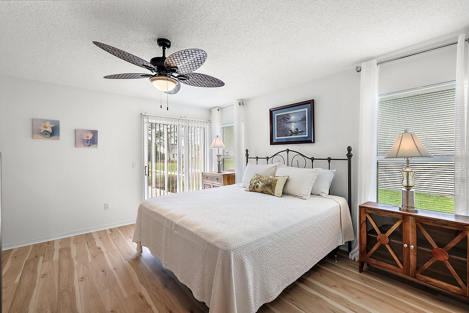 Master bedroom w/access to lanai
