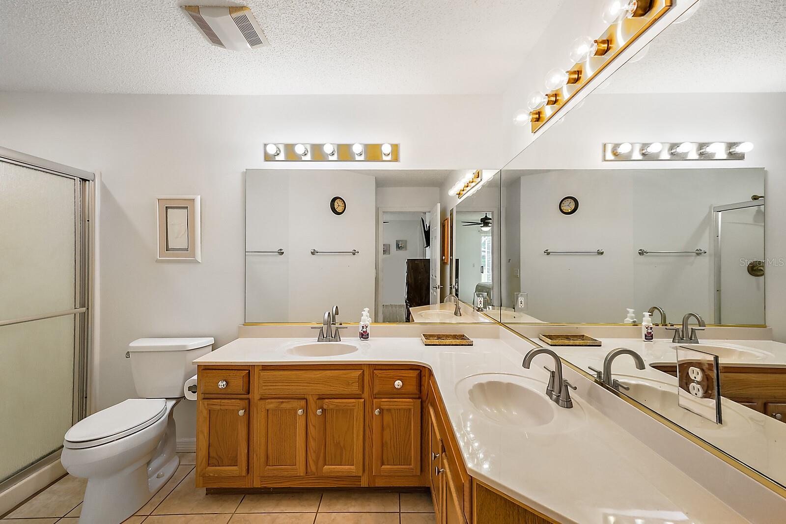 En suite w/double vanities