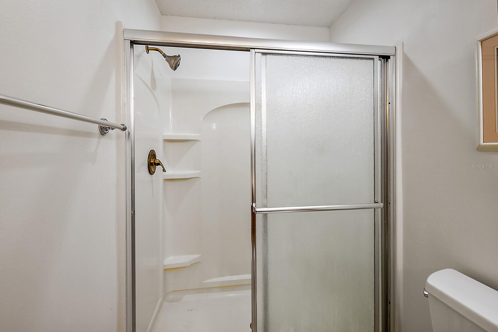 En suite w/walk in shower