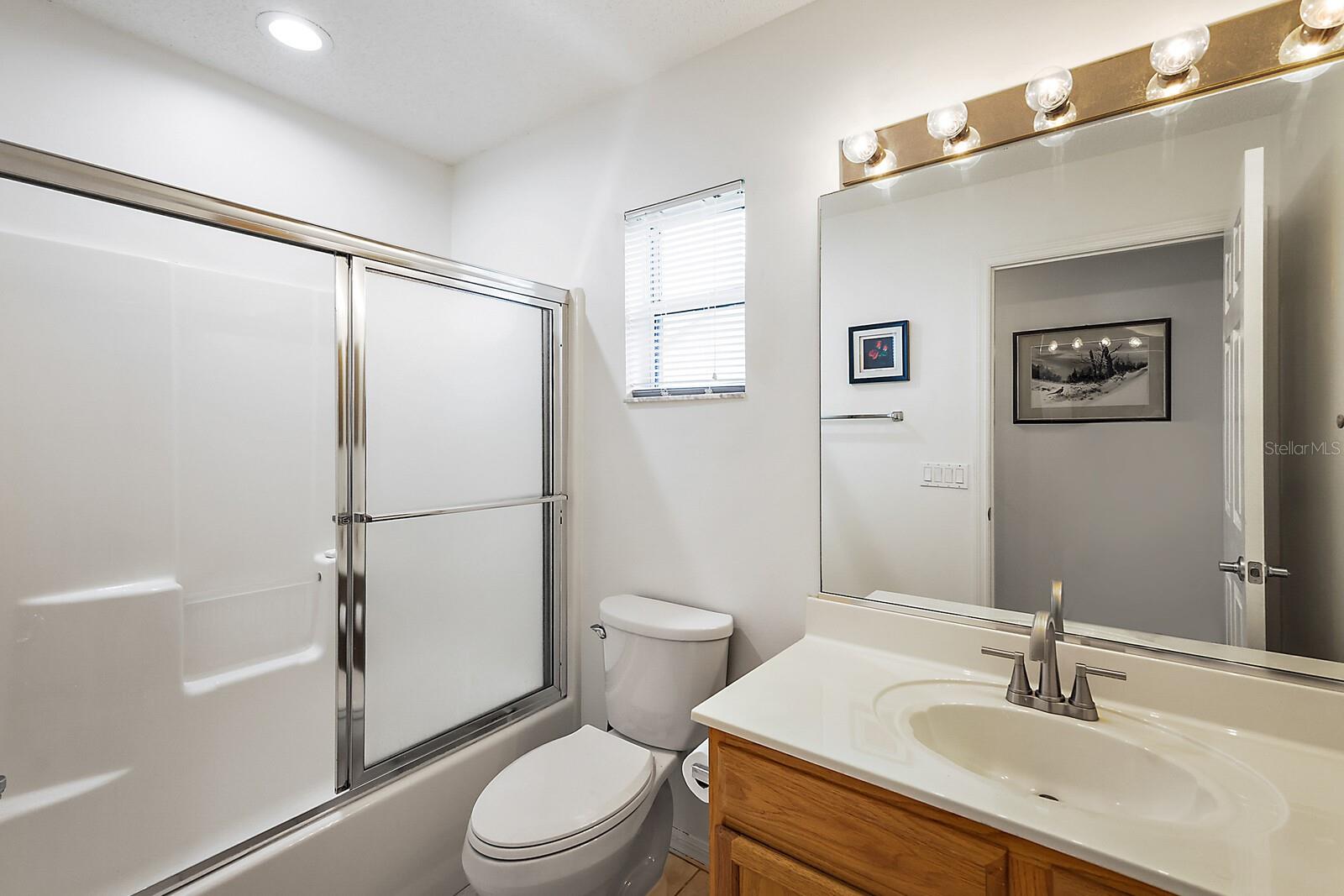 Guest bathroom w/tub &amp; shower combination
