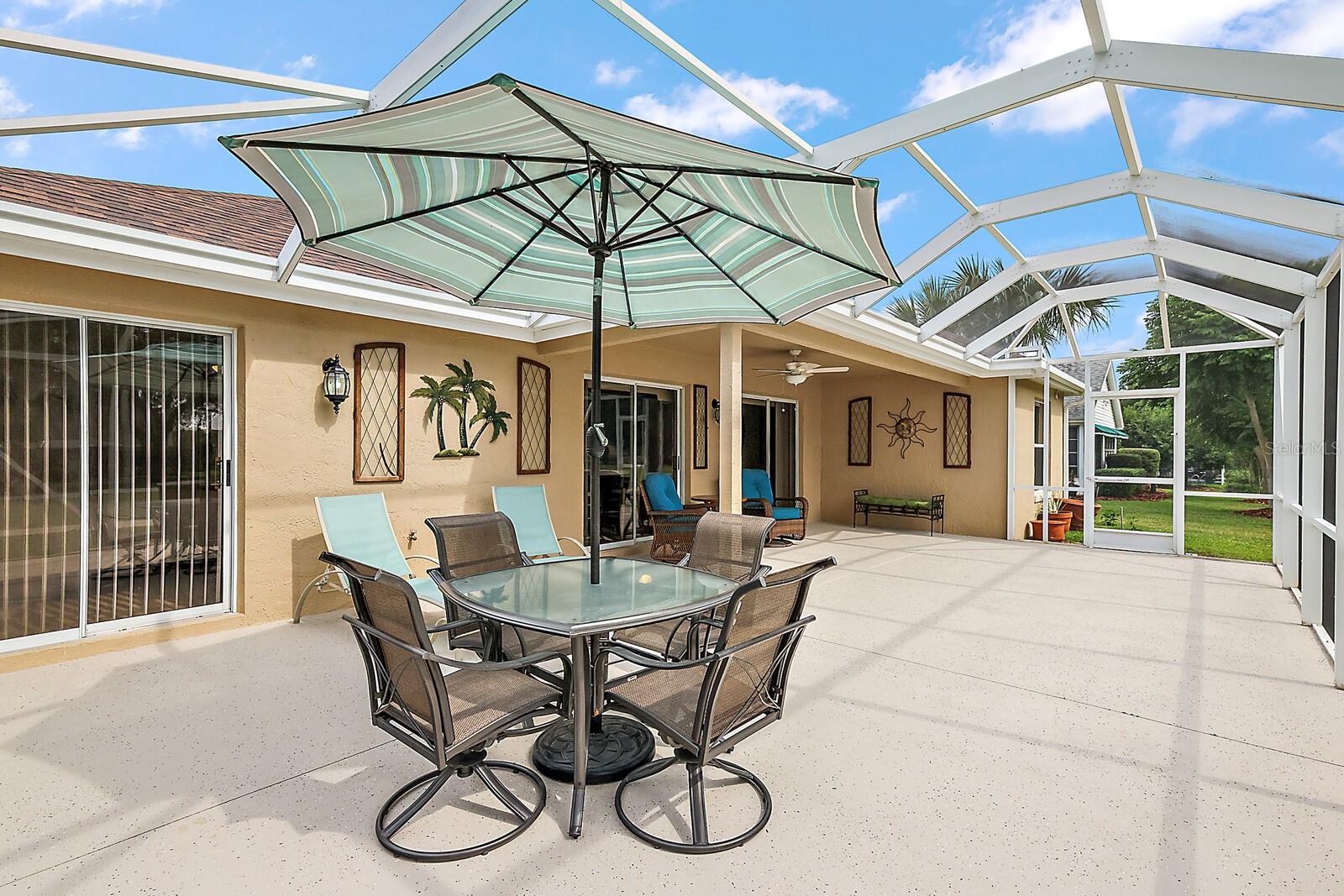 Lanai &amp; birdcage w/access to living area, kitchen &amp; master suite