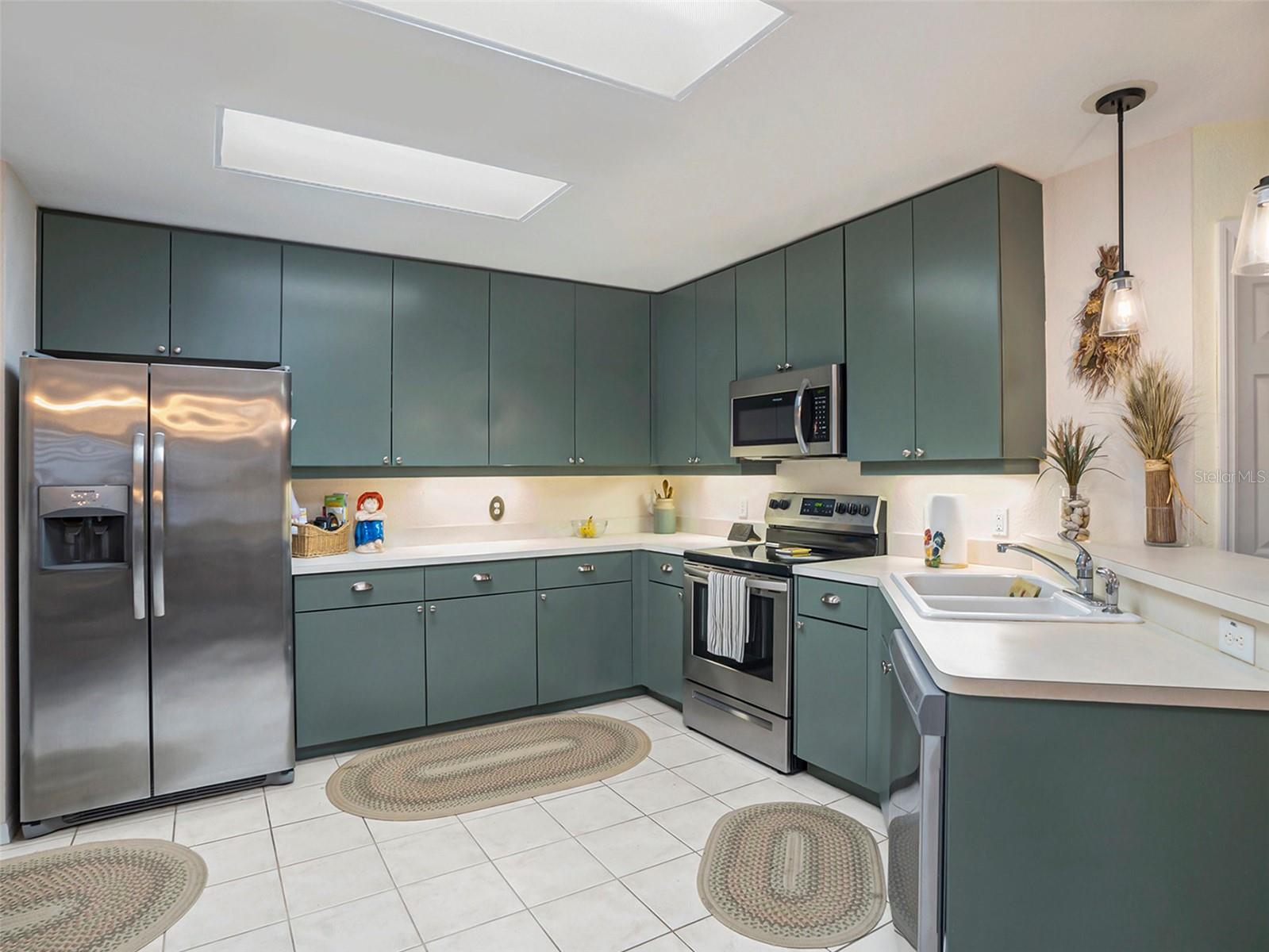 Large Kitchen with highbar