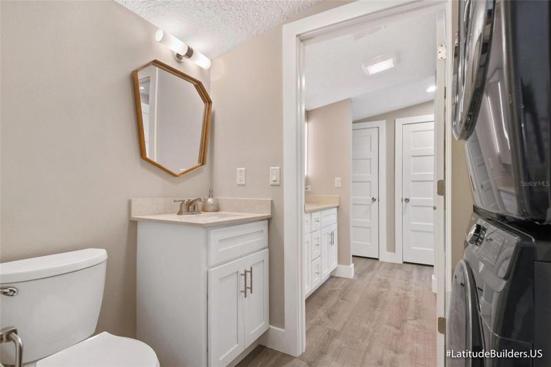 2nd floor bathroom had washer and dryer