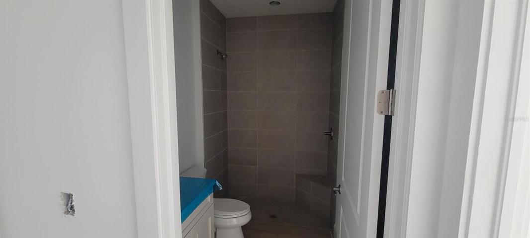 Connecting full bathroom to bedrooms 2 and 3