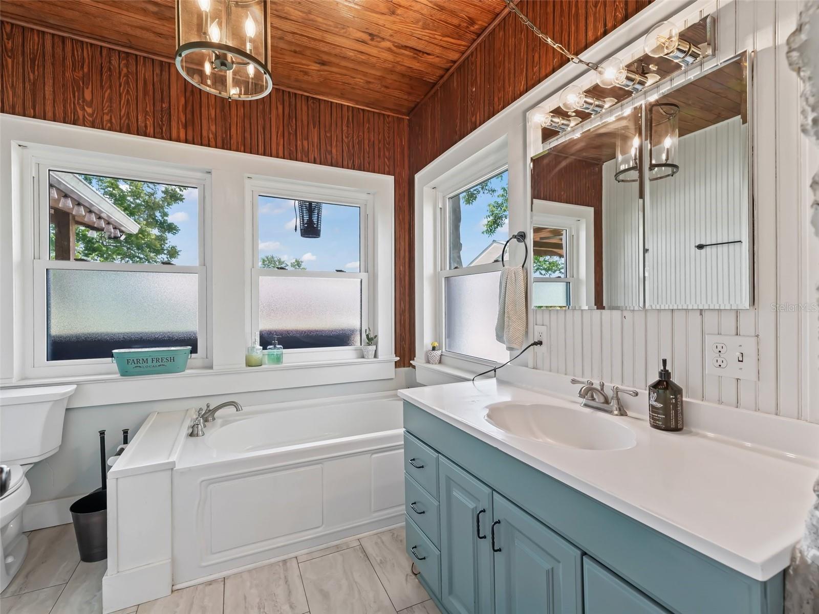 Main bathroom attached to main bedroom