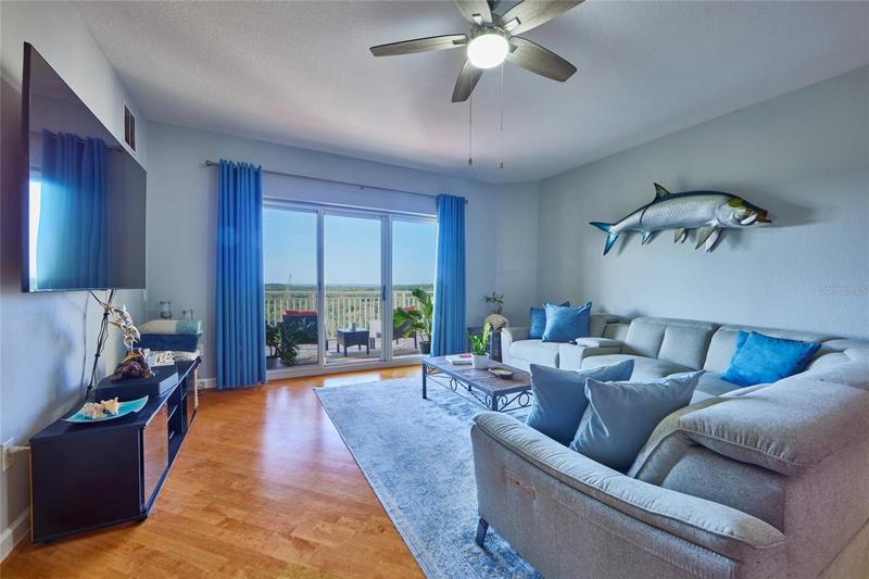 Great shot of the solid wood flooring in the living room / dining room.