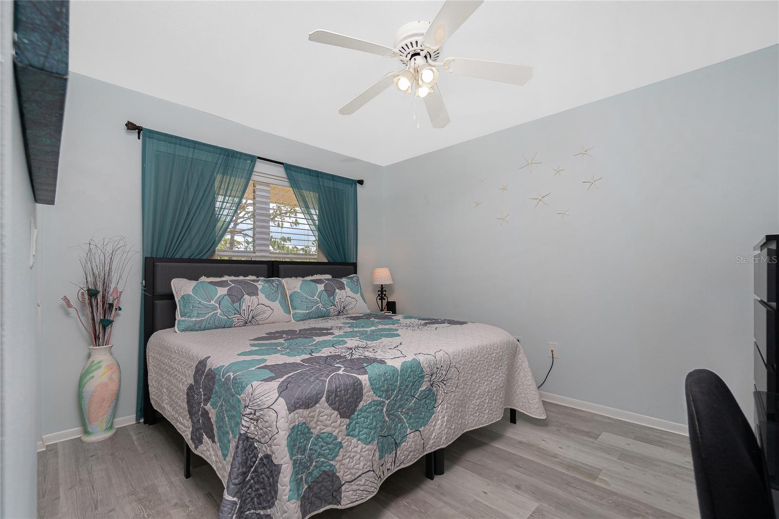 Guest bedroom colors are soothing to look at!