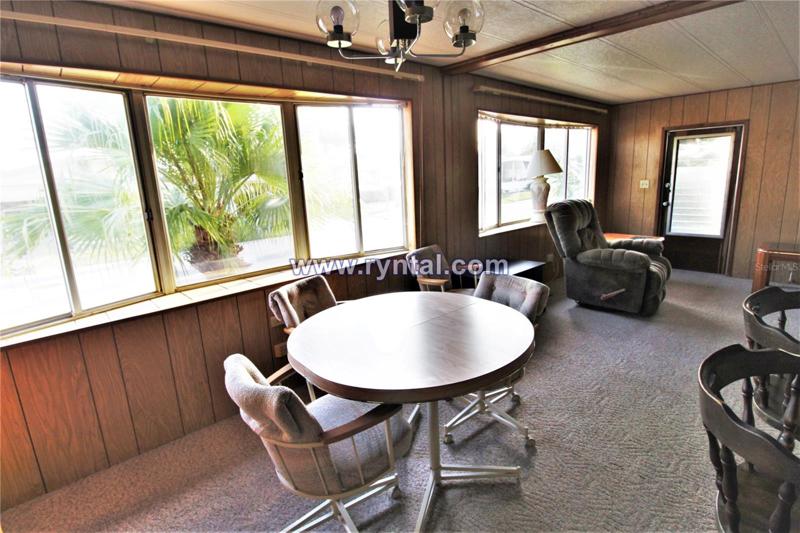 Dining/Living Dining/Living AreaArea