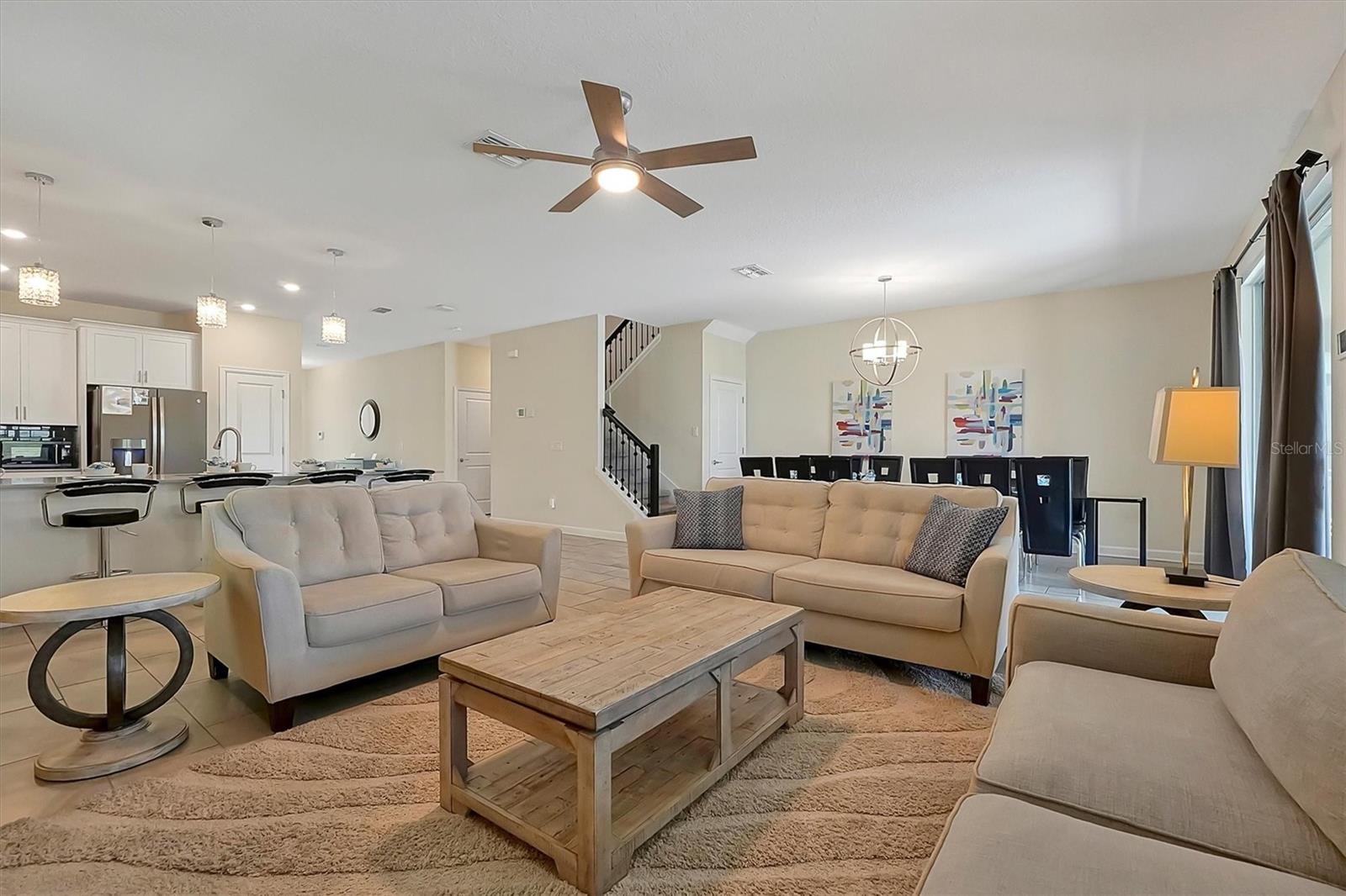 Open plan with kitchen, family room and dining room combo