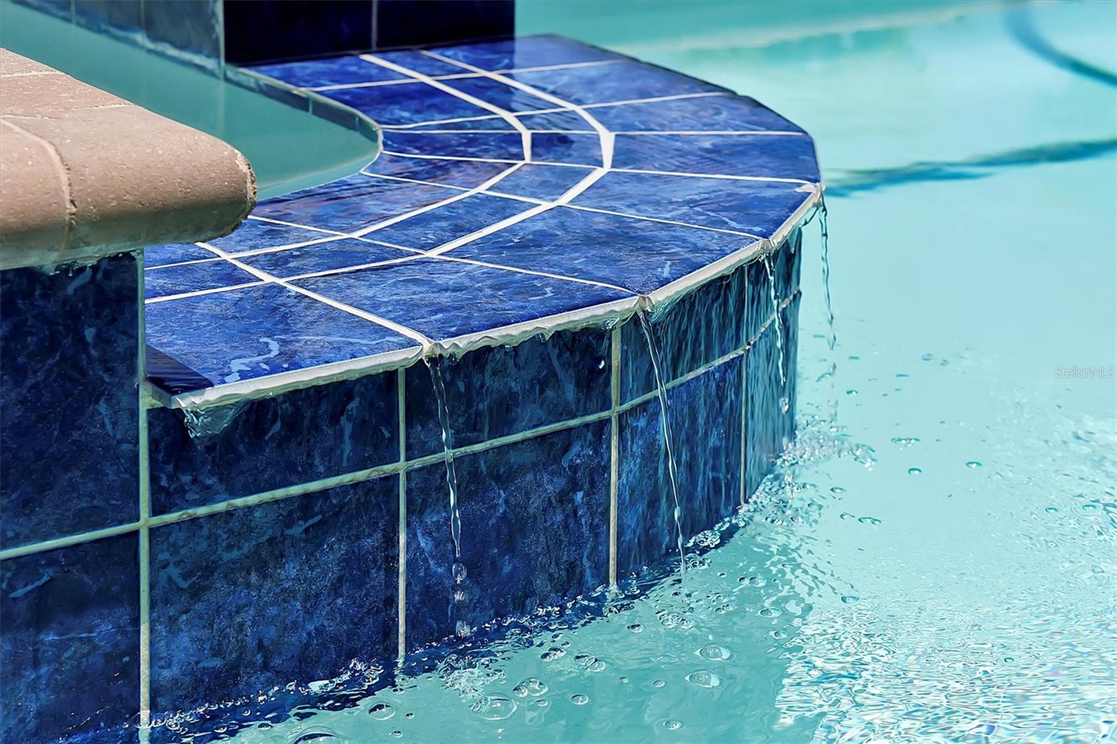Spa w/waterfall
