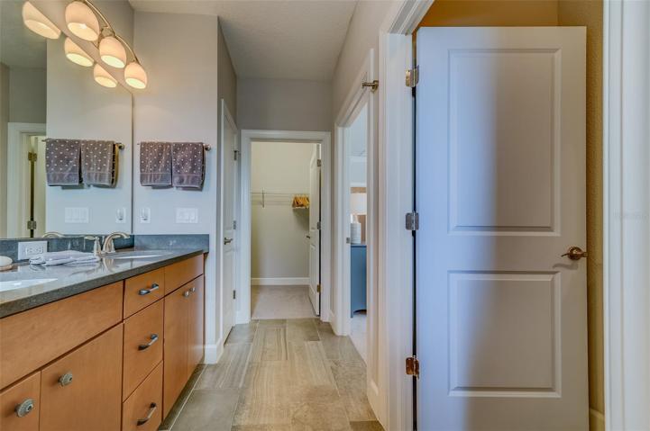 En-suite bathroom and walk in closet