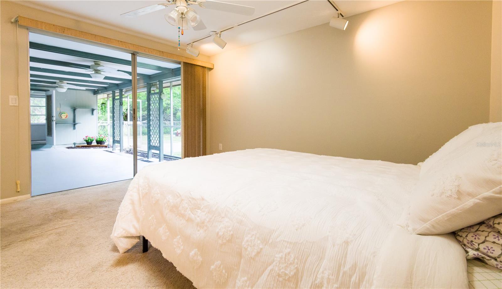 Primary Bed to Lanai
