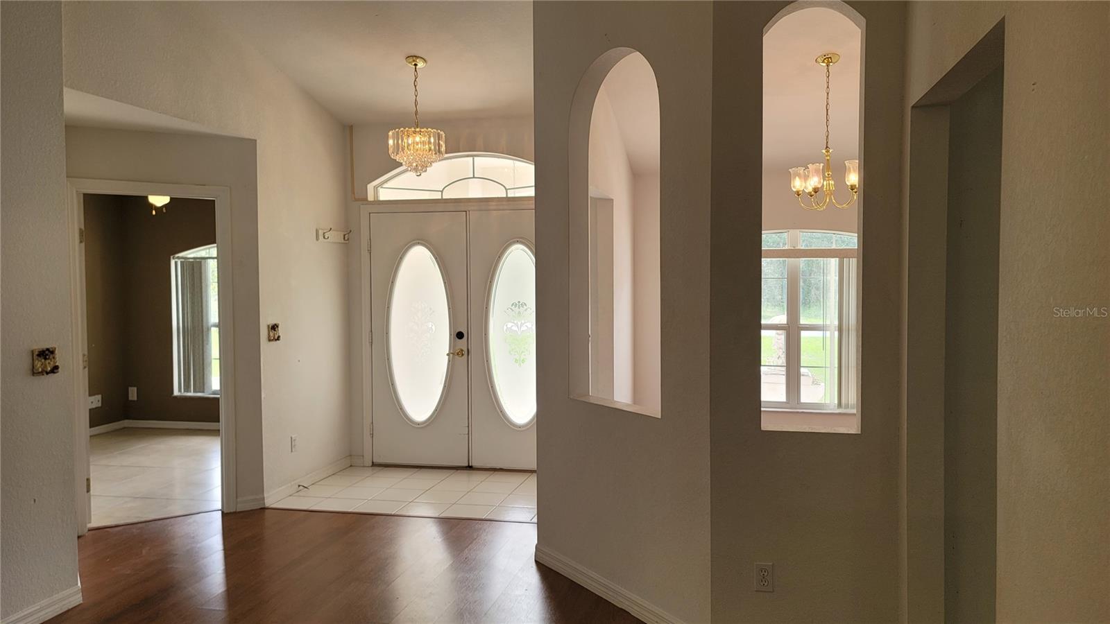 Double front doors for entryway