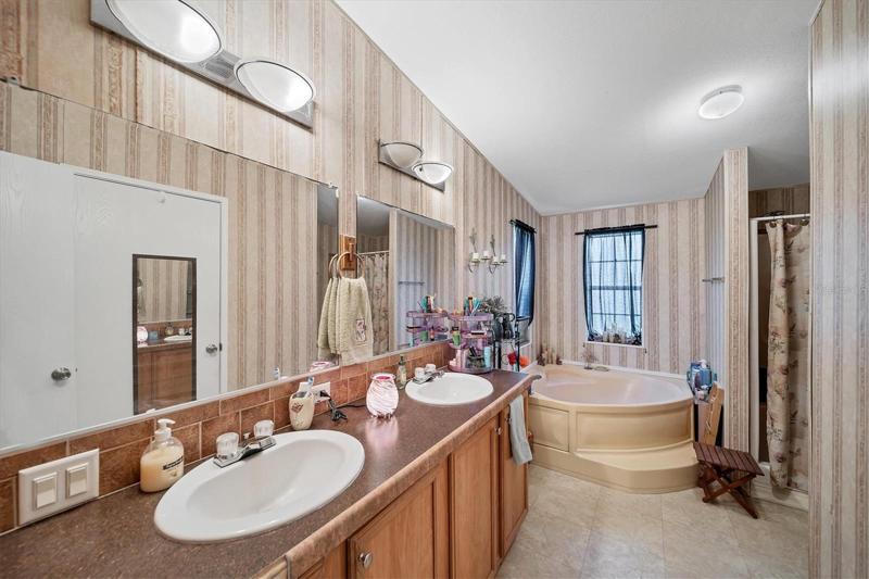 Dual sinks, shower, garden tub
