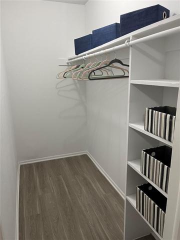 WALKING CLOSET