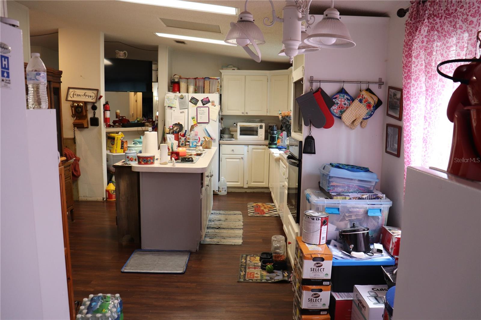 EAT-IN KITCHEN