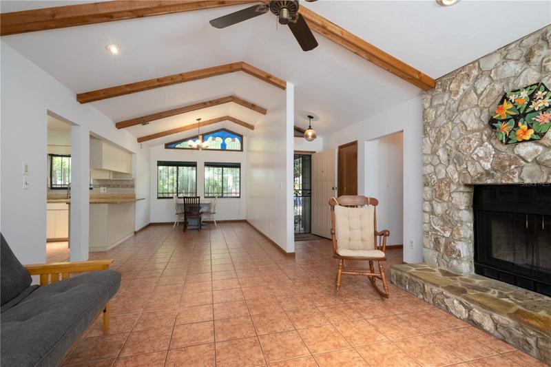 Vaulted ceilingsliving area