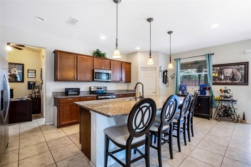 Kitchen with Eating space at counter