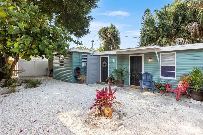 4525 Sun front/side yard
