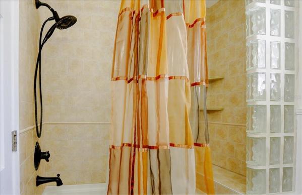 Very clean tub/shower area