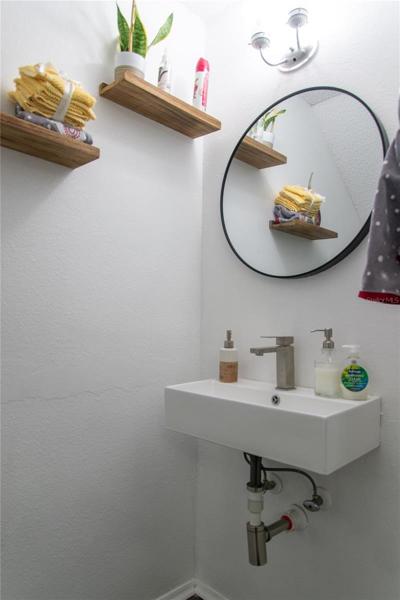 1/2 Bath