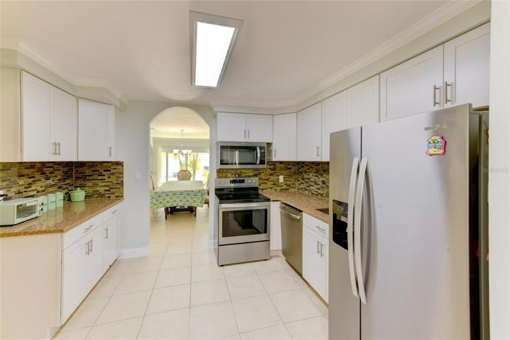 Glass backsplash in the kitchen