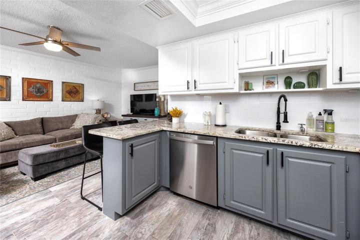 Nice Subway Backsplash
