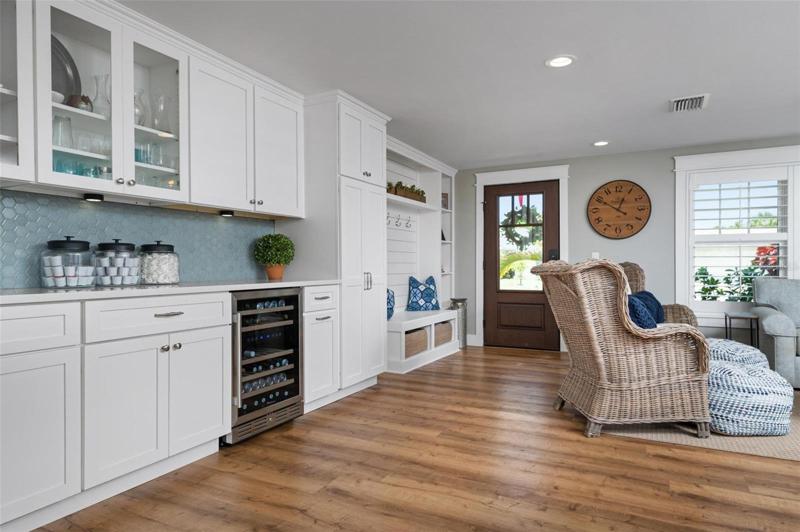 Entry way flows into kitchen area